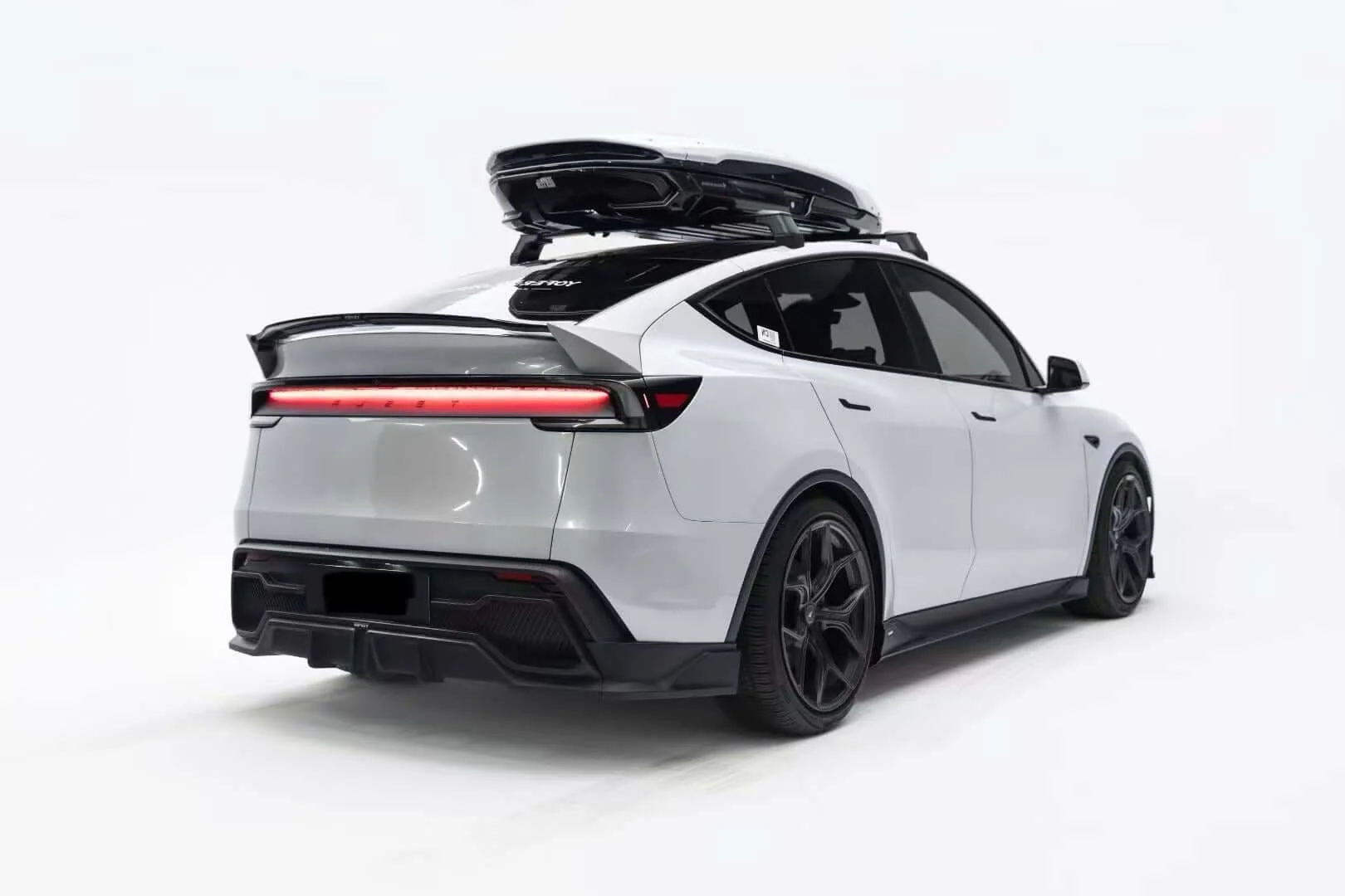 Tesla Model Y 2025+ - Gloss Black Package - Image 7
